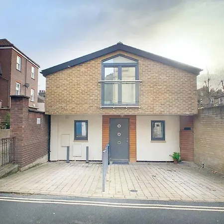 3 Bed House In Central Richmond With Driveway Parking